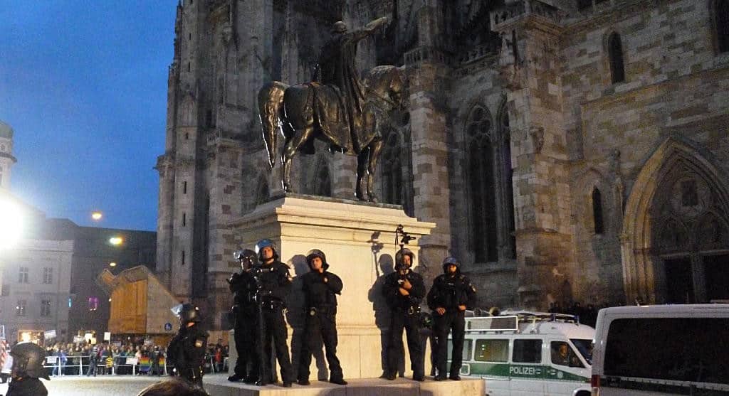 Auf Wasserbomben-Werfer reagierte die Polizei mit Durchsagen, Kameras und Beamten in der Gegendemo.