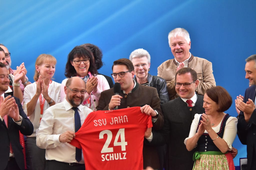 Schulz bekam ein SSV-Jahn-Trikot als Gastgeschenk. Bild: Staudinger