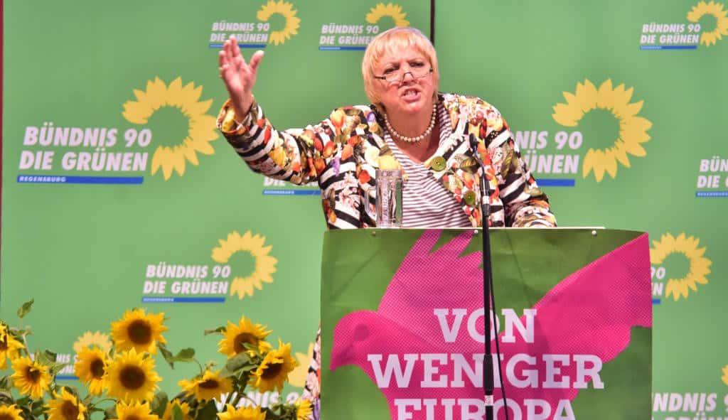 "Ändere die Welt, sie braucht es." Claudia Roth auf der Herbstdult. Foto: Staudinger