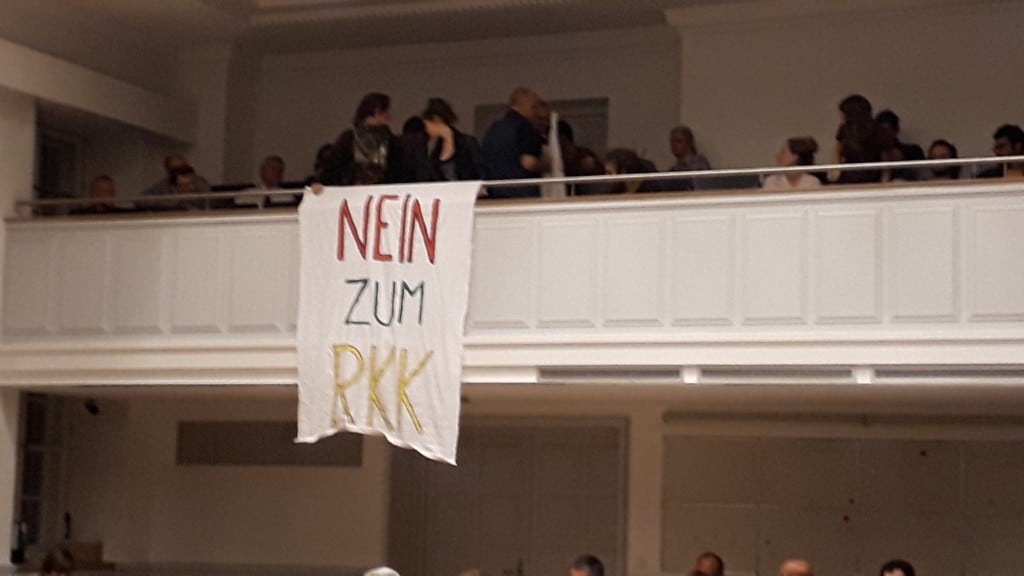 Der Politaktivist Kurt Raster und einige Mitstreiter protestierten auf der Zuschauertribüne. Foto: Bothner