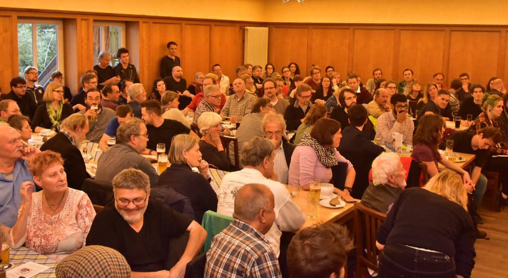 Eng und kuschelig war es im Saal. Foto: Staudinger