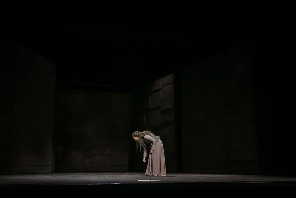 Spielte sich bis in den emotionalen Ausnahmezustand: Andine Pfrepper als Elisabeth I. in "Maria Stuart". Foto: Jochen Quast / Theater Regensburg.