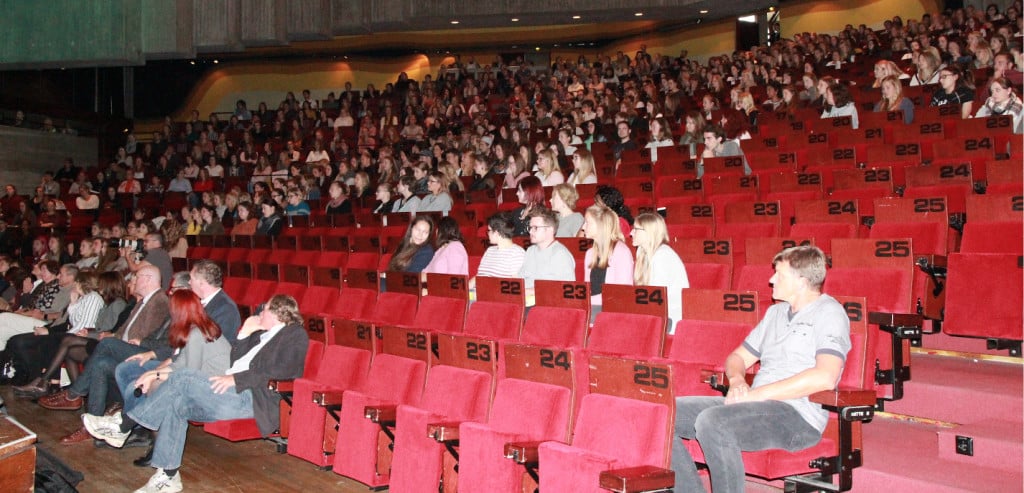 F+ür die Einführungsveranstaltung musste die OTH in das Audimax der Universität ausweichen. Foto: Bothner