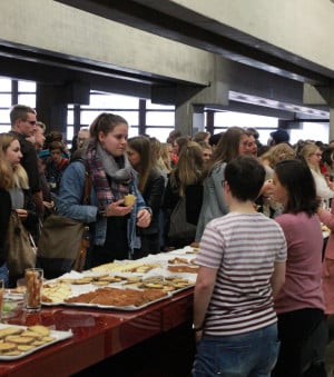 Die Fachschaft lud die knapp 500 Erstsemester zum Frühstück ein. Foto: Bothner