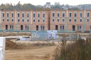 Einfamilienhaus oder Geschosswohnungsbau? Je nach Betrachtung dieser Bebauung am Brandlberg ergibt sich eine höhere oder niedrigere Verpflichtung zum Bau geförderten Wohnraums.