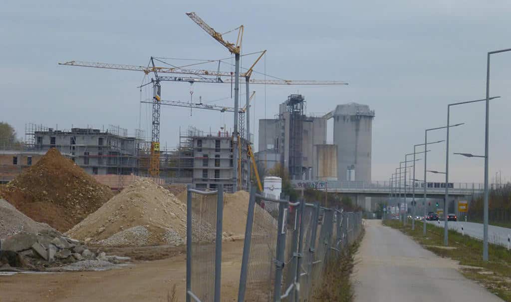 Im Hintergrund Kalkwerk und Grünthaler Straße, daneben die Osttangente: An dieser Ecke des Baugebiets am Brandlberg entsteht das "Sondergebiet Handel und Wohnen" mit 63 öffentlich geförderten Seniorenwohnungen. Foto: as