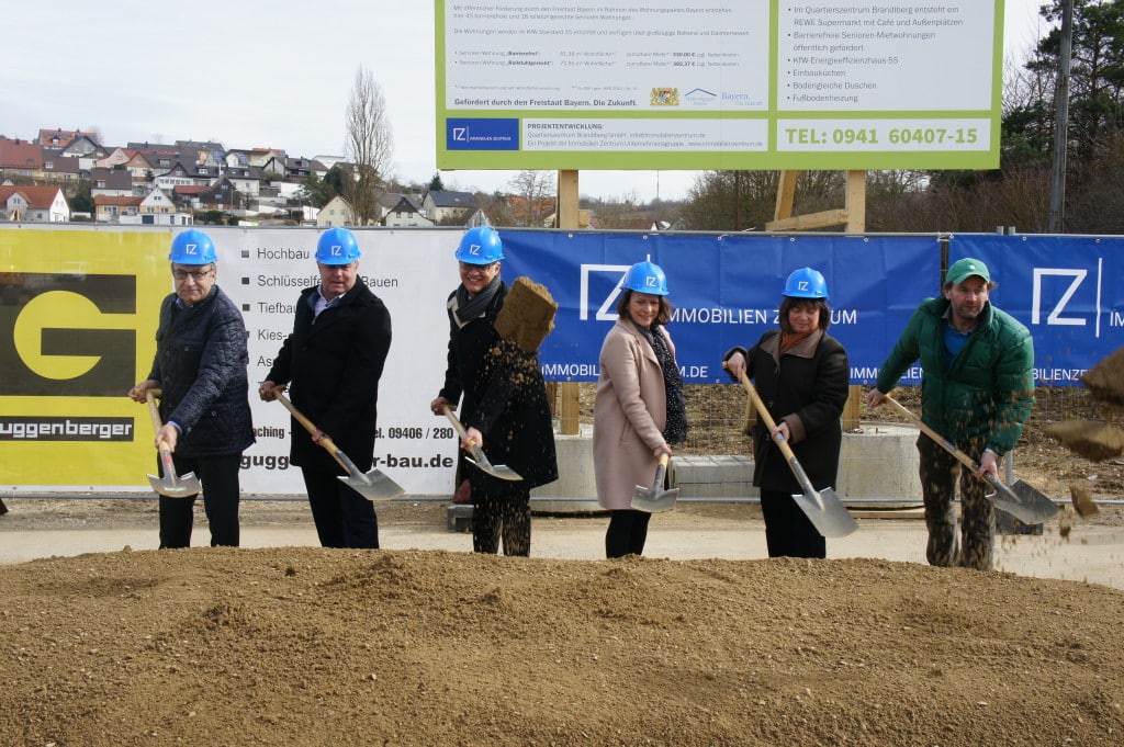 Freudiger Spatenstich für das Quartierszentrum im März 2017: Theodor Aschenbrenner (Guggenberger), Josef Hassler (REWE), Thomas Dietlmeier (IZ), Bürgermeisterin Gertrud Maltz-Schwarzfischer, Christine Schimpfermann (Stadtplanungsamt), Albert Dischinger (Regierung der Oberpfalz). Foto: IZ