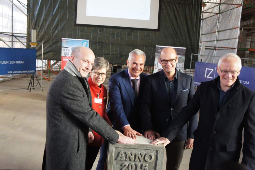 OB Joachim Wolbergs (von links), RTG Geschäftsführerin Sabine Thiele, Reinhard Griebl, IZ-Chef Thomas Dietlmeier und Architekt Ulrich Dotter legten symbolisch den Grundstein. Foto: Lex