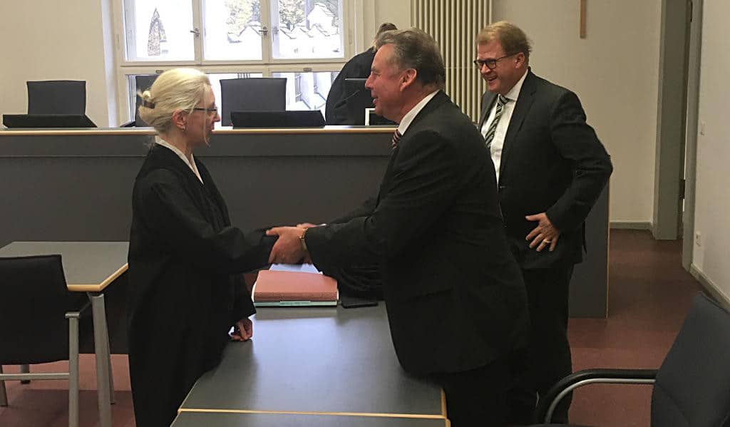 Ein seltenes Bild: Staatsanwältin Christine Ernstberger gratuliert Josef Schmid (mit Strafverteidiger Jan Bockemühl) zum Freispruch. 