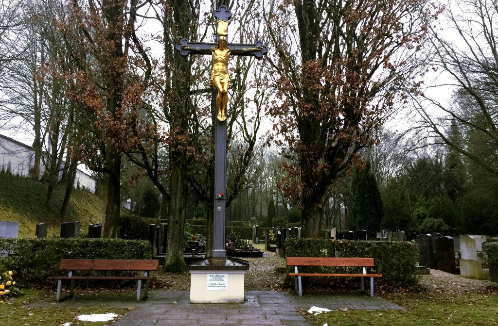 Unter diesem Kreuz sollen sich laut dem Leiter des Bürgerzentrums verbrannte Amputate und bei Reingungsarbeiten anfallende "Restasche" befinden - schicklich in Urnen beigesetzt. Foto: as