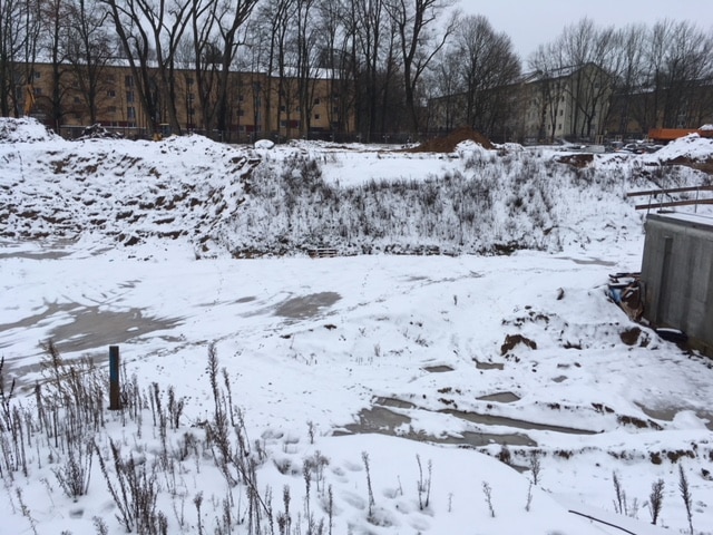 Foto vom Montag: Die Baustelle für den öffentlich geförderten Wohnungsbau liegt nach wie vor brach.