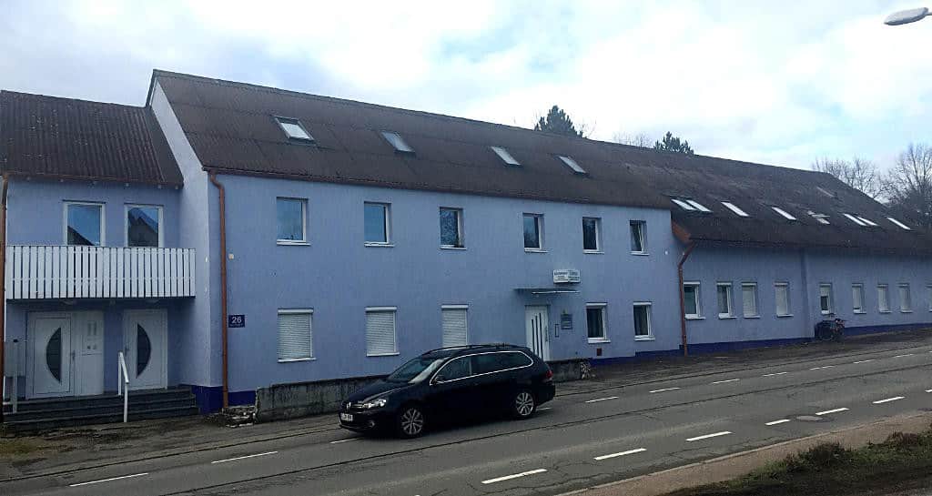 Das ehemalige "Moulin Rouge" in Burgweinting ist heute ein "Apartment-Wohnheim" mit Spitzenpreisen...