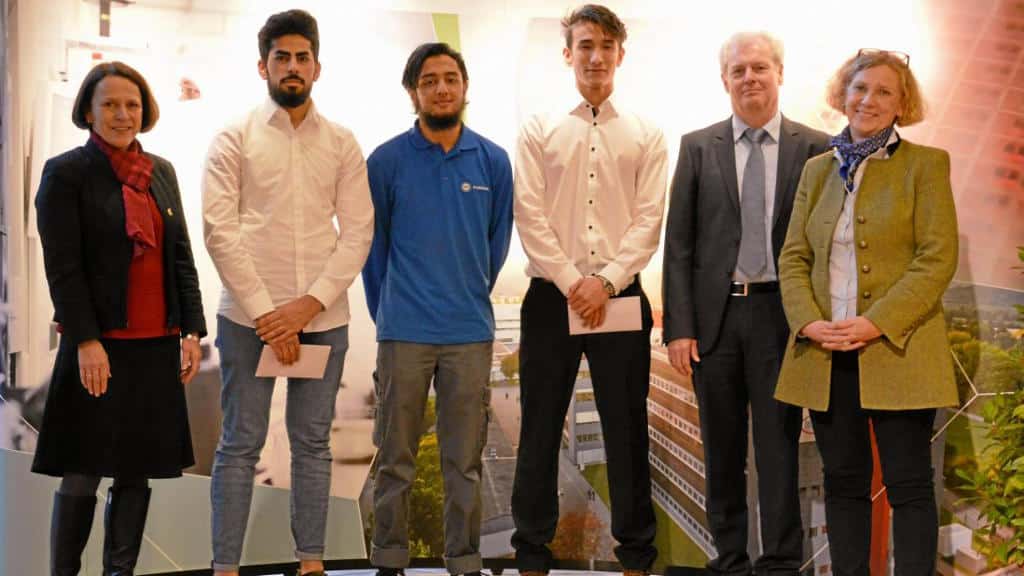 Bürgermeisterin Gertrud Maltz-Schwarzfischer, Salman Mohammed, Ayad Kharbotly, Abdulsami Naderi, Personalleiter Peter Purainer und Schulleiterin Angela Hendschke-Lug. (Foto: Infineon)