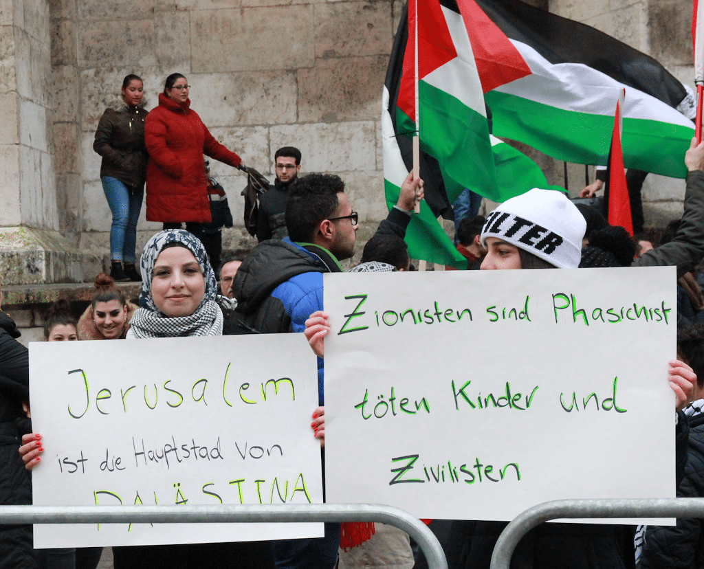 "Zionisten sind Phaschist...". Antisemitische Demostration am Samstag auf dem Domplaatz. Foto: Bothner