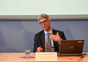 Professor Michael Osterheider bei einem Vortrag im Bayerischen Justizministerium im Juli 2017. Foto: Justizministerium