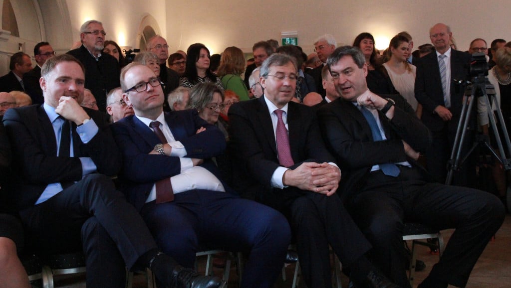 Nicht Parteifreunde, sondern Freunde: Franz Rieger und Markus Söder (re. neben MdB Peter Aumer und Stadtrat Christian Schlegl). Fotos: bm