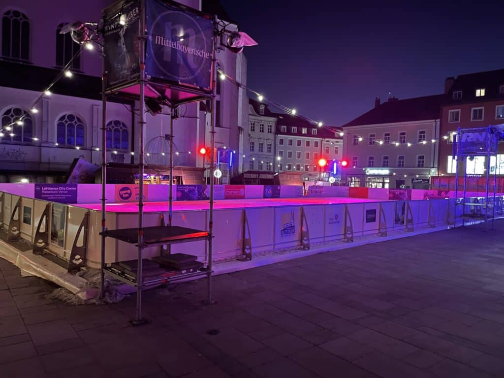 Mit Fördermitteln aus dem Sonderfonds "Innenstädte beleben" ermöglichtes Projekt der Faszination Altstadt im letzten Winter: Eislaufen auf dem Neupfarrplatz. 