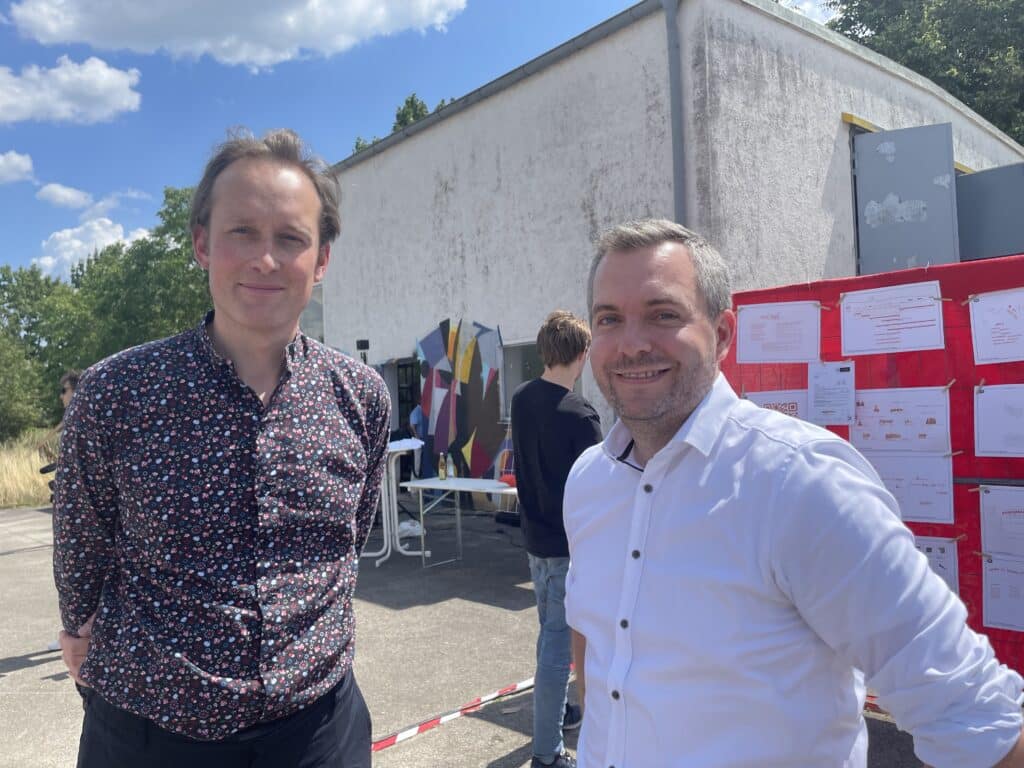 Professor Niklas Fanelsa und Christoph Gailer bei der Präsentation auf der Prinz-Leopold-Kaserne. Foto: as