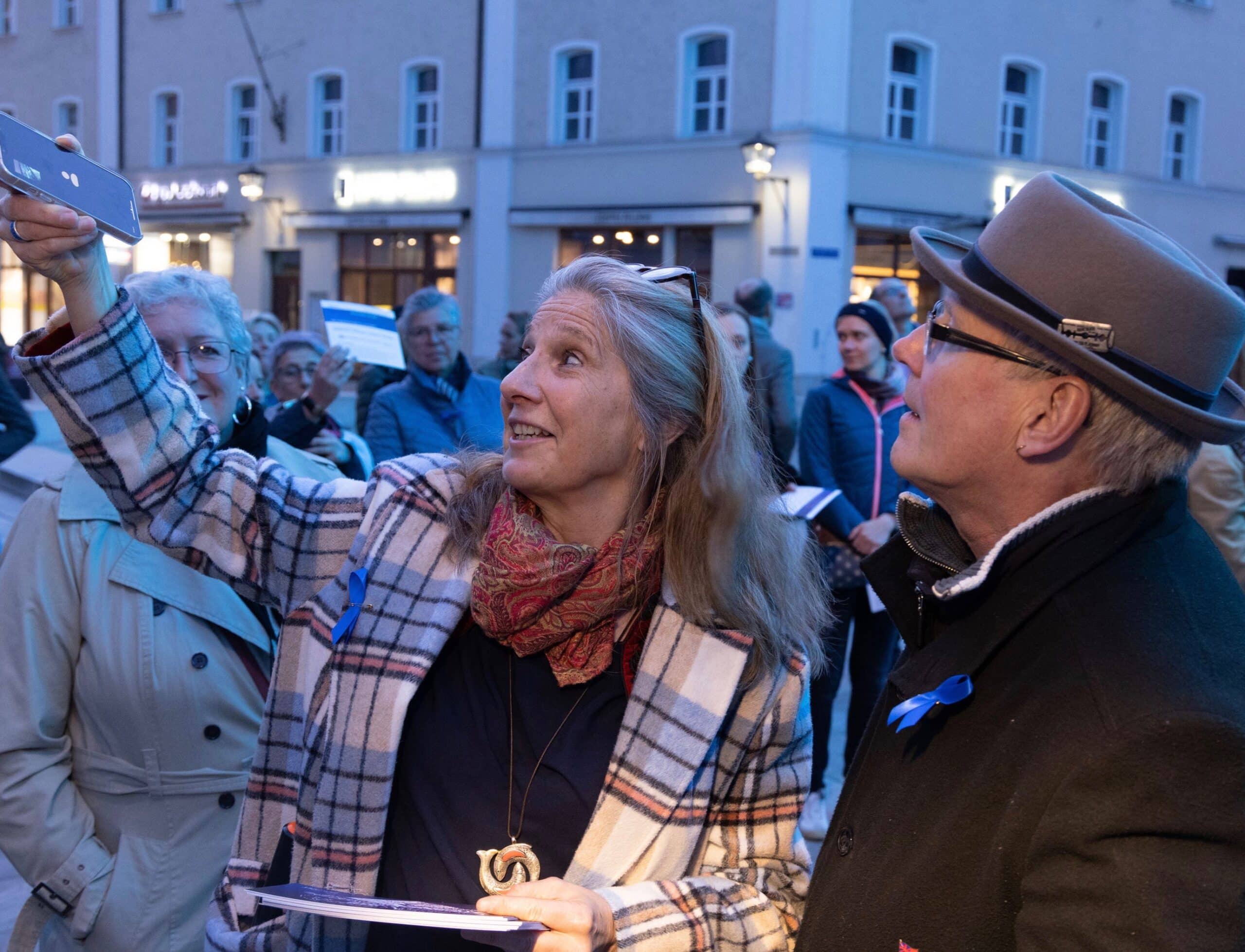 Kathrin Fuchshuber bei einer Veranstaltung zum ME/CFS Awareness Day am 14. Mai auf dem Neupfarrplatz. Foto: pm