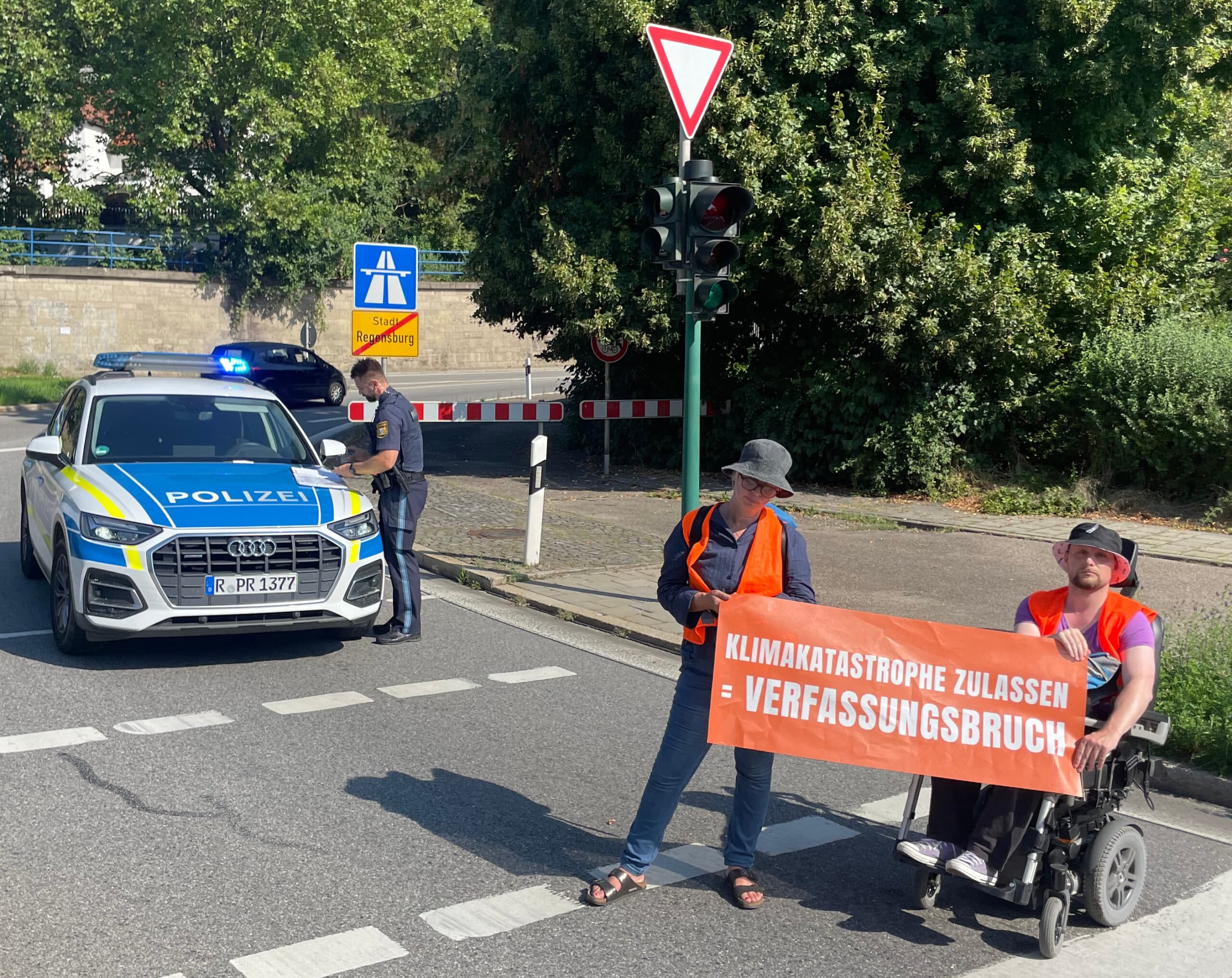 Letzte Generation protestiert in Regensburg: Zehn Verkehrsblockaden an  einem Tag » Regensburg Digital