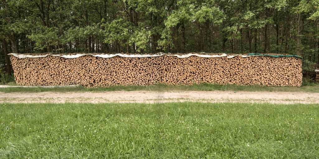 Das Objekt dient weder zur Gaudi noch muss es als exotisches Brimborium herhalten. Philipp Koch hat einen Blick für Holzstöße. Foto aus: Holzstöße der Oberpfalz